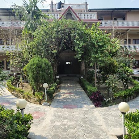 Hotel Tree Tops Sauraha Esterno foto