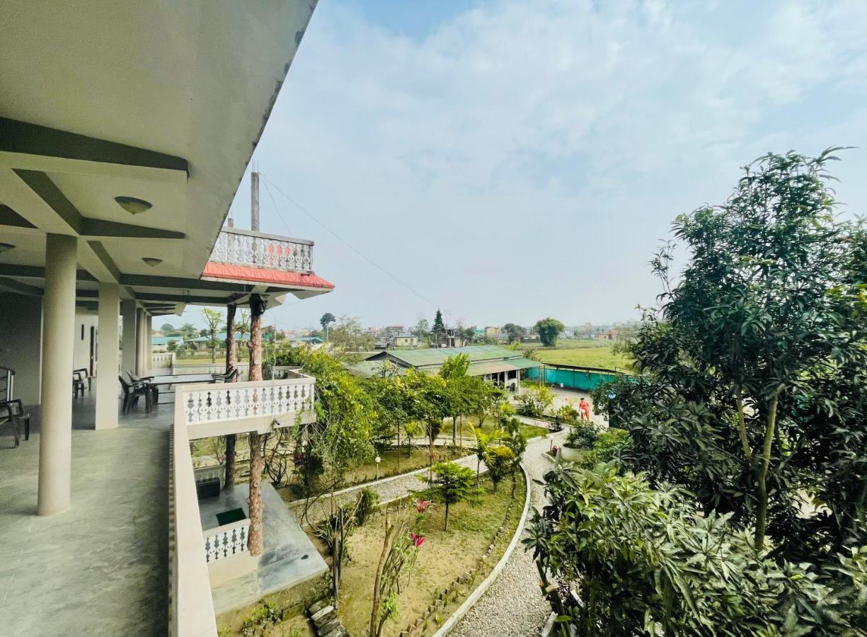 Hotel Tree Tops Sauraha Esterno foto