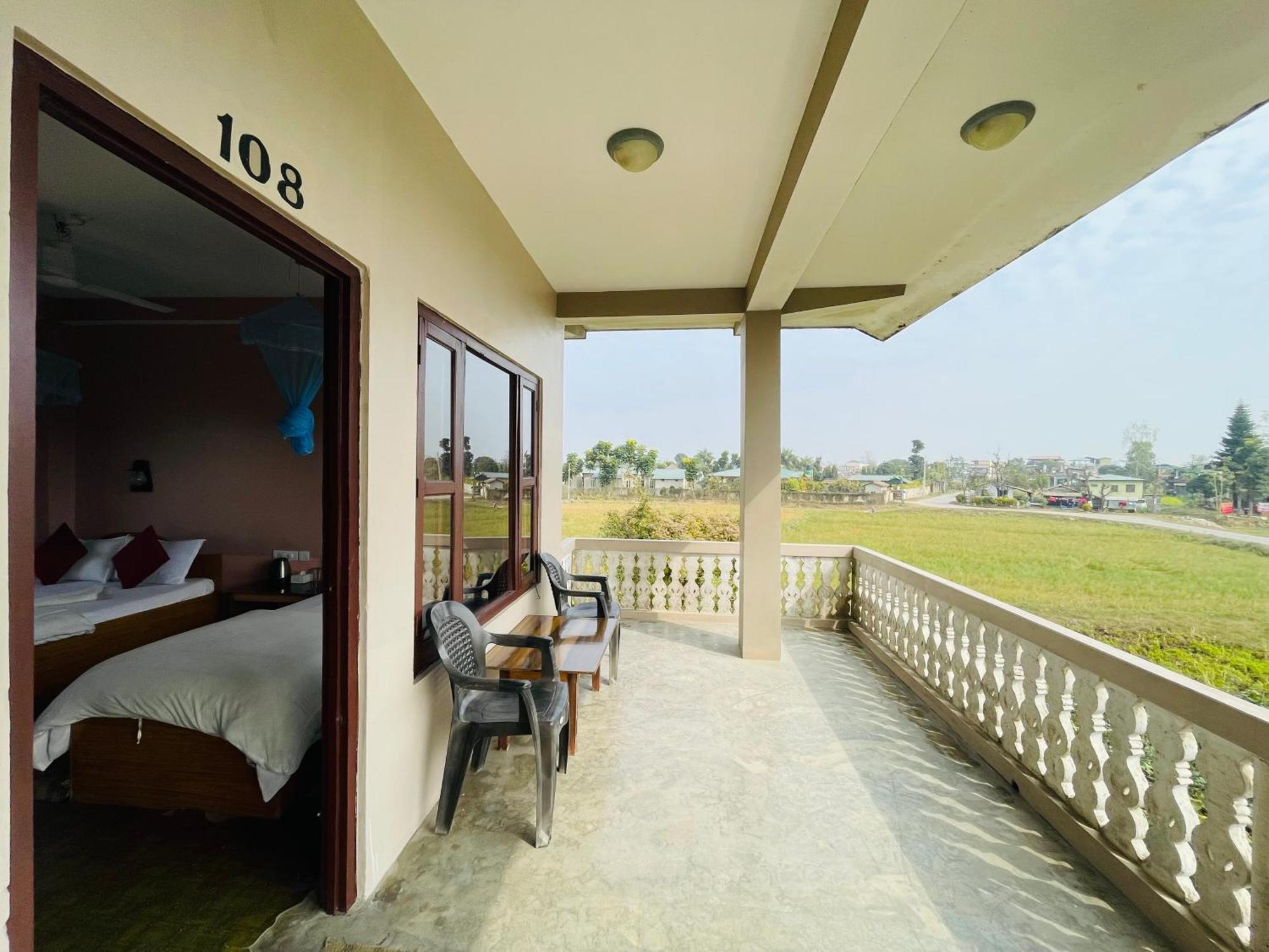 Hotel Tree Tops Sauraha Esterno foto