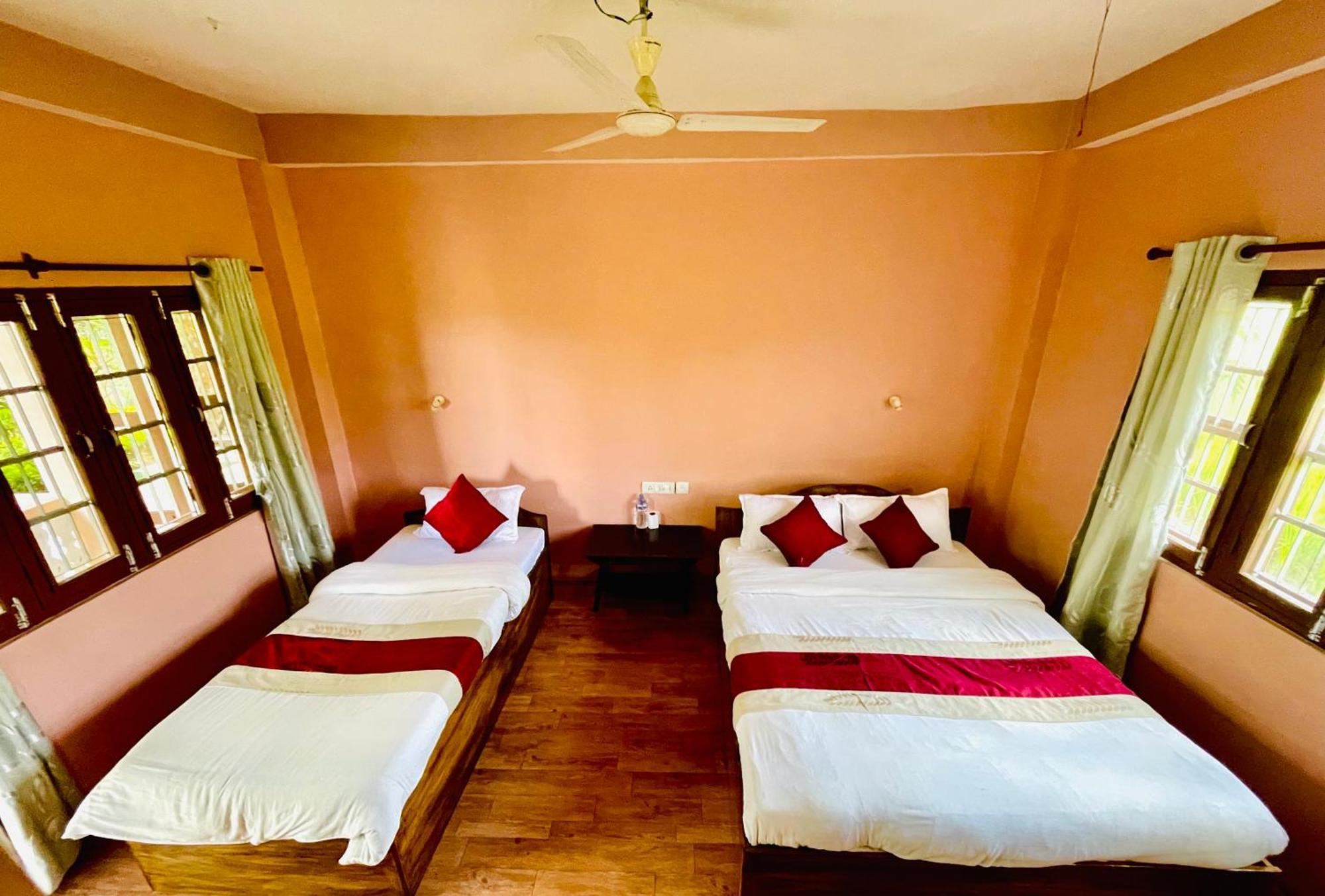Hotel Tree Tops Sauraha Esterno foto