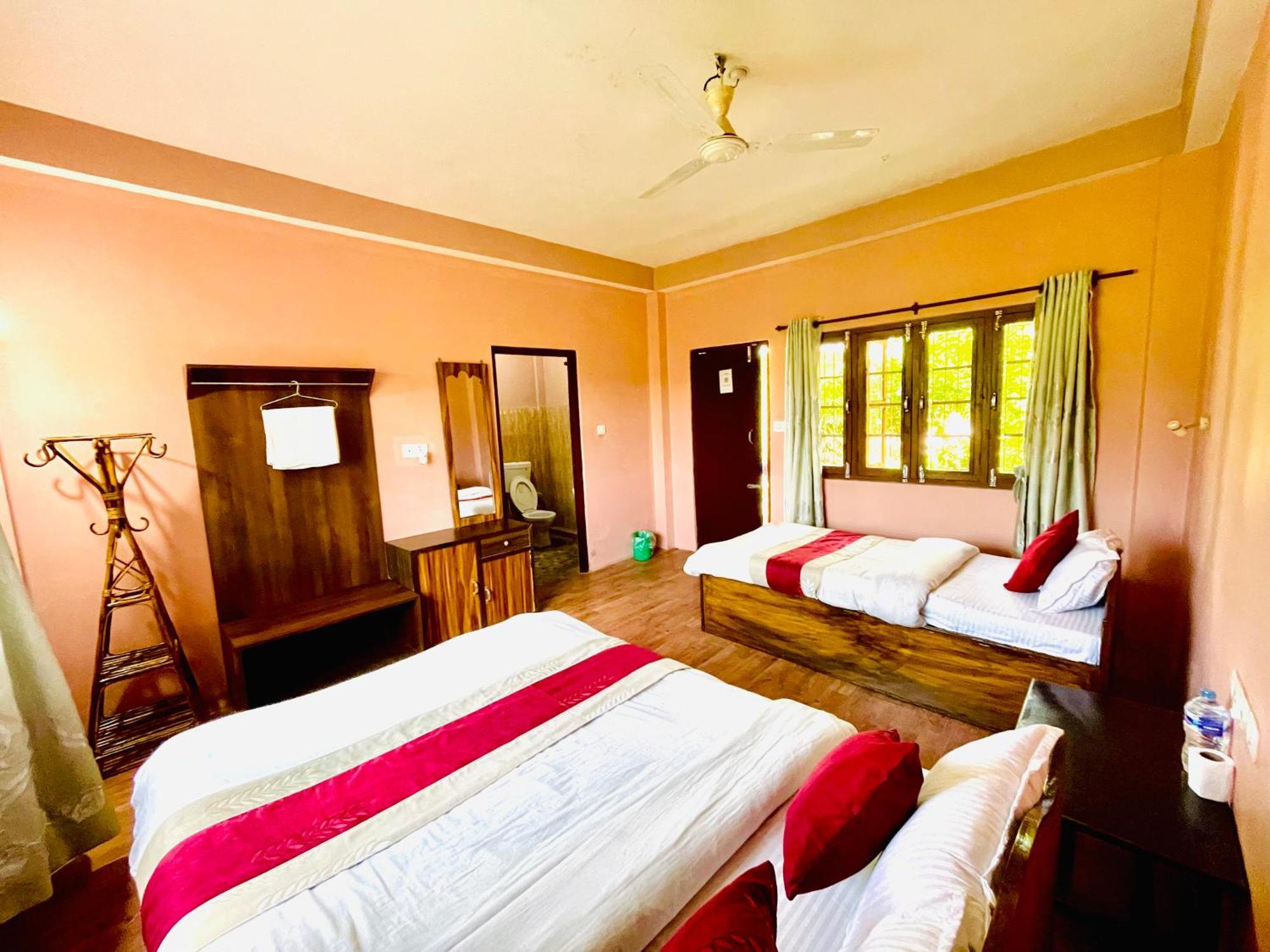 Hotel Tree Tops Sauraha Esterno foto