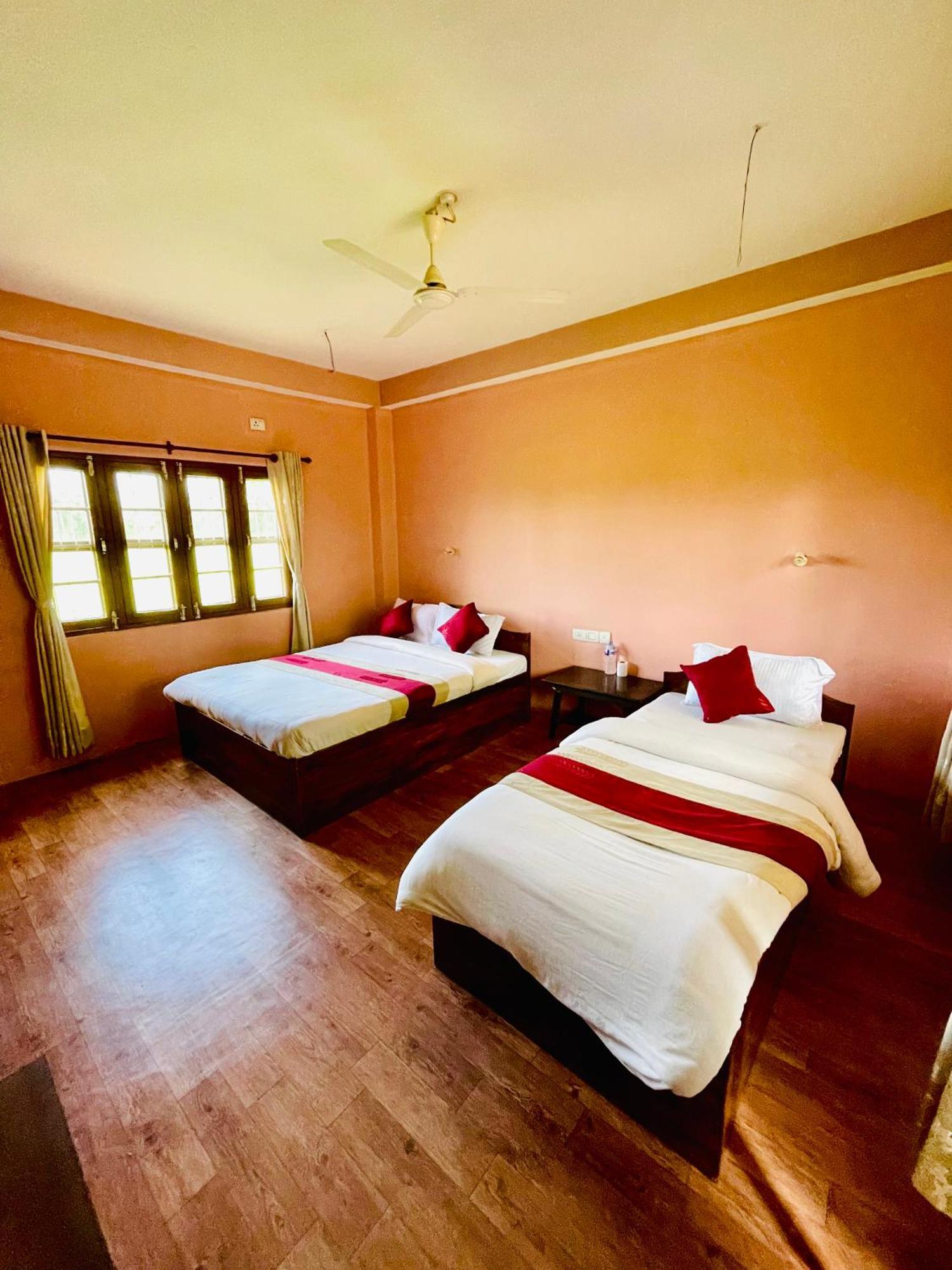 Hotel Tree Tops Sauraha Esterno foto