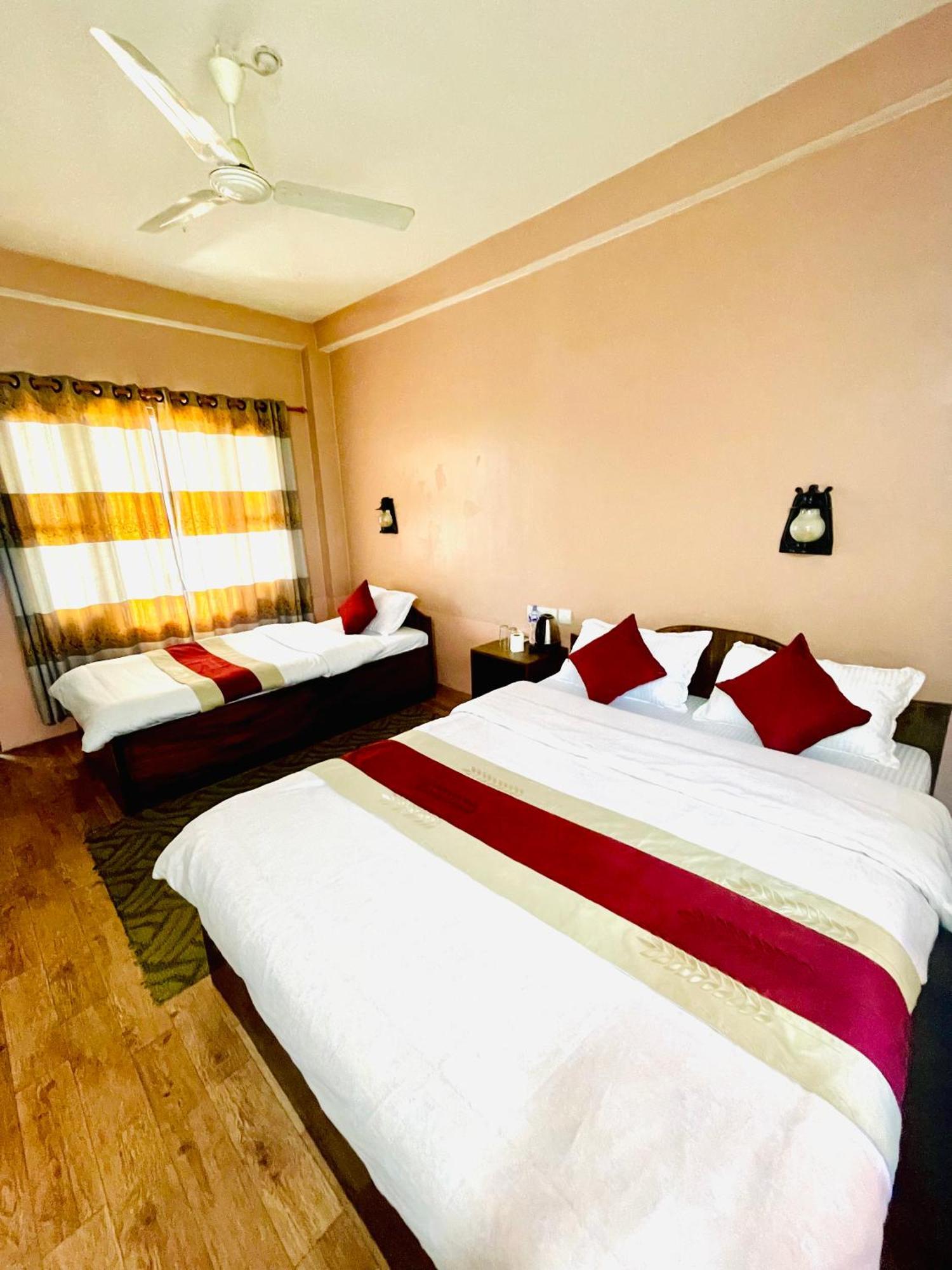 Hotel Tree Tops Sauraha Esterno foto