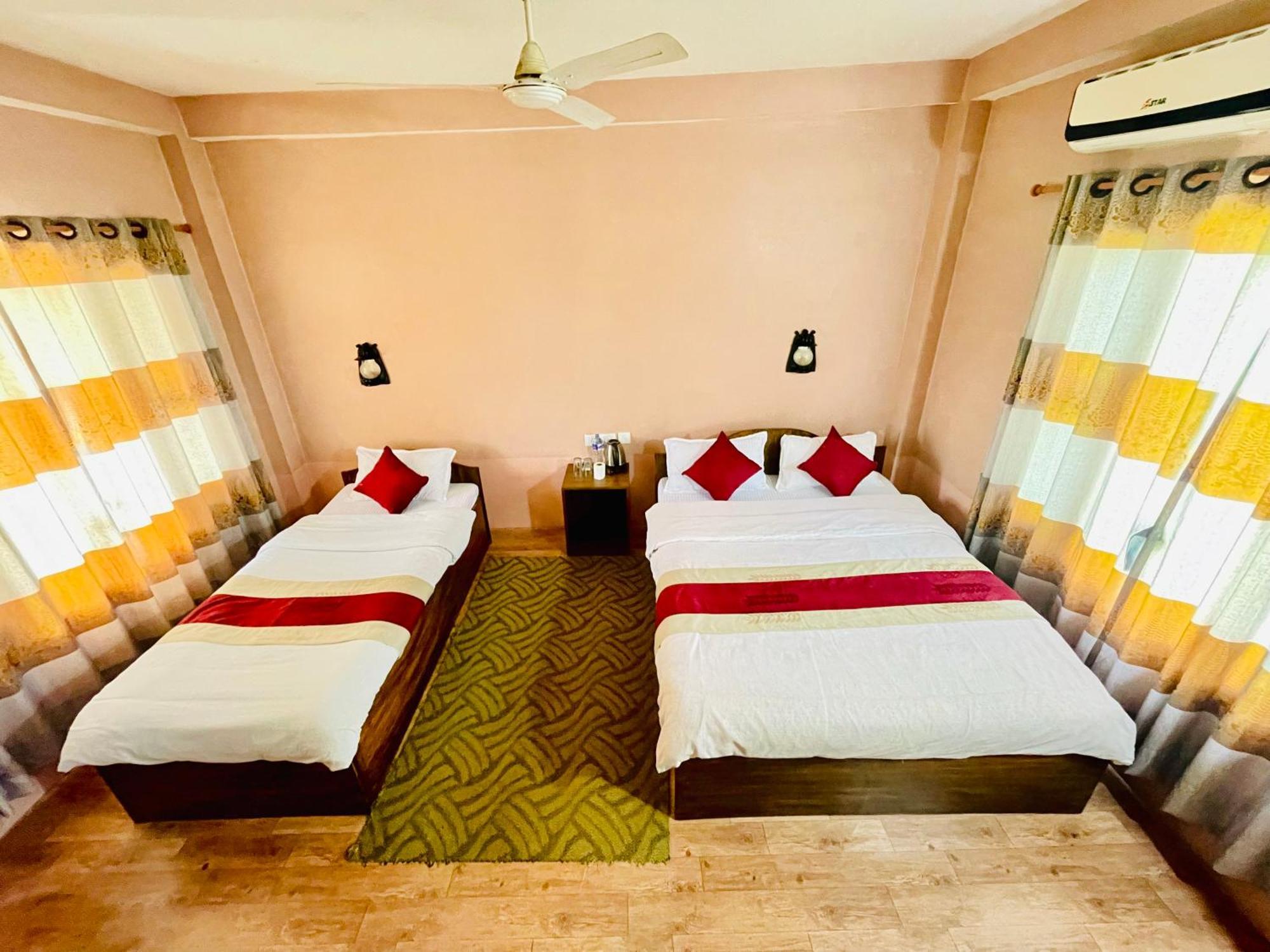 Hotel Tree Tops Sauraha Esterno foto