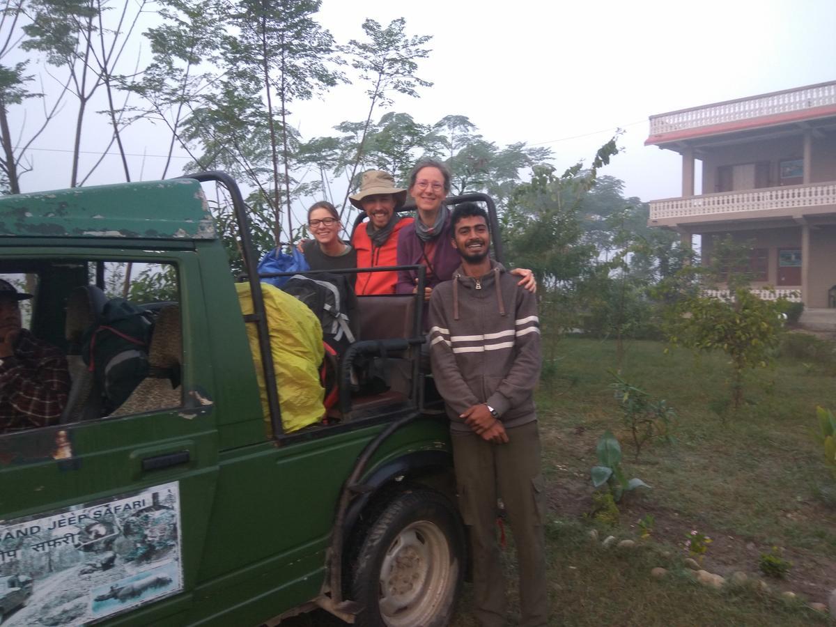 Hotel Tree Tops Sauraha Esterno foto